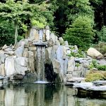 Ogród japoński z kaskadą z łupka